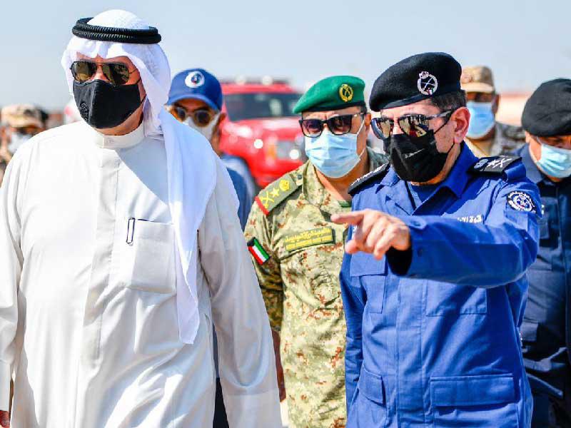 الصالح يستمع لشرح عن المعدات الجديدة من المكراد بحضور الرفاعي 