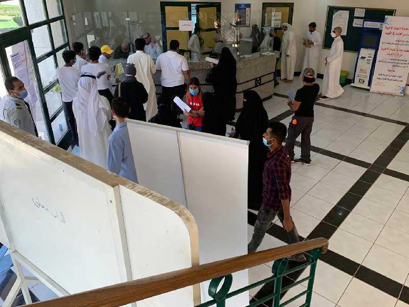  ازدحام أمام شباك موظفي التسجيل دون الالتزام بالاشتراطات الصحية