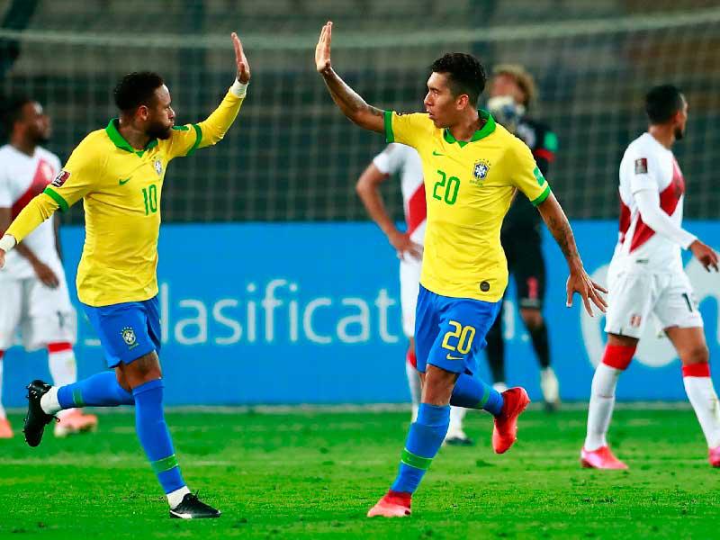 نيمار وفيرمينيو يحتفلان بأحد أهداف البرازيل في مرمى البيرو