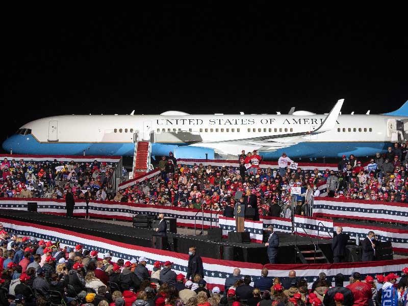 تجمع ترامب بمطار جون مورثا في بنسلفانيا أمس الأولt (أ ف ب)