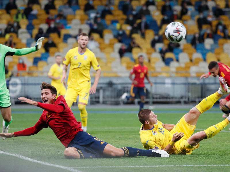 جانب من مباراة إسبانيا وأوكرانيا