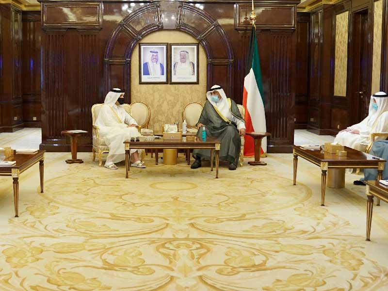 سمو رئيس مجلس الوزراء الشيخ صباح الخالد مستقبلاً وزير خارجية قطر والوفد المرافق أمس