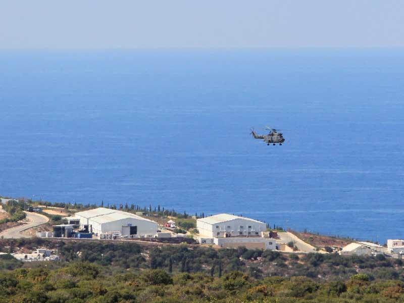 طائرة تحلق فوق قاعدة لقوات حفظ السلام التابعة للأمم المتحدة التابعة لقوة يونيفيل