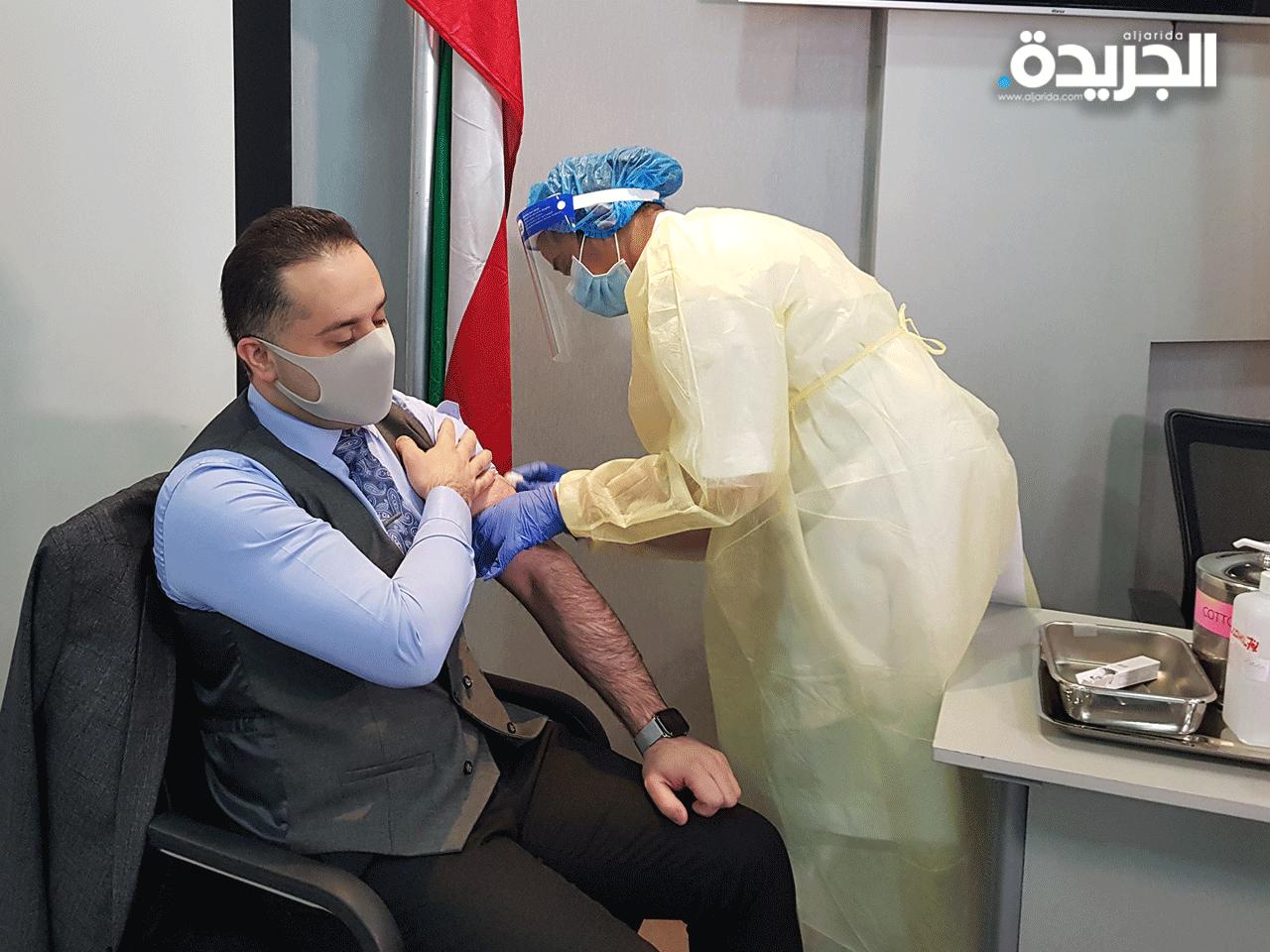 المتحدث بإسم وزارة الصحة عبدالله السند يتلقى اللقاح