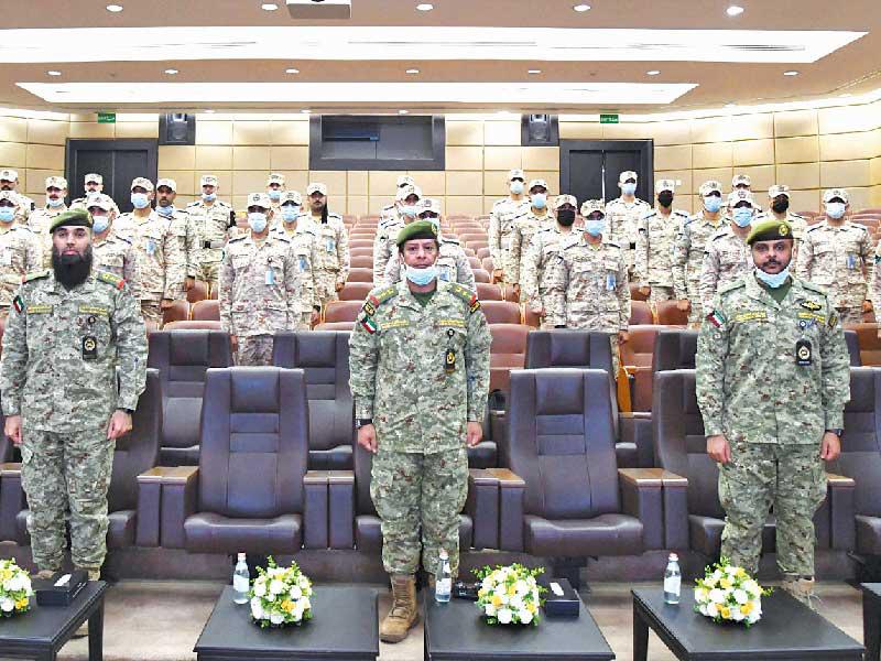 وفد الحرس خلال زيارة كلية علي الصباح العسكرية 