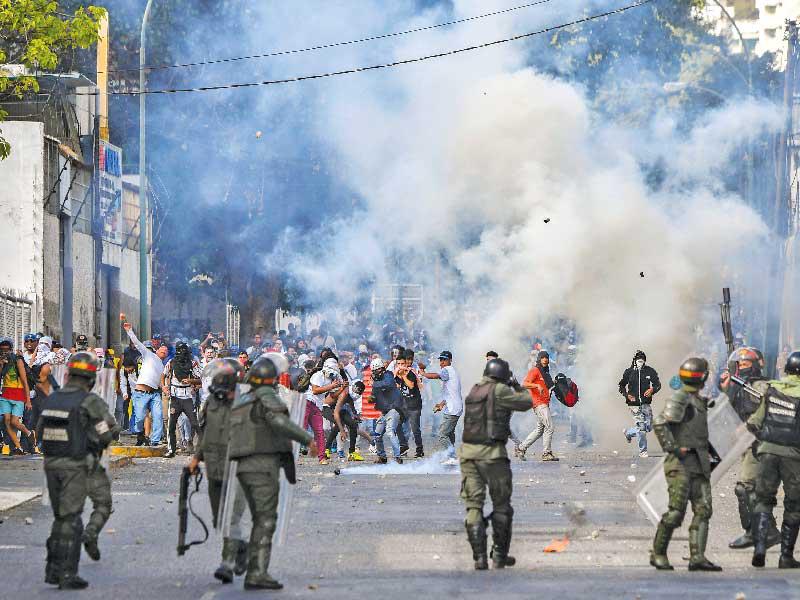 المعارضة الغاضبة استعملت نفوذها في البرلمان لمنع مادورو من تلقي أي تمويل دولي