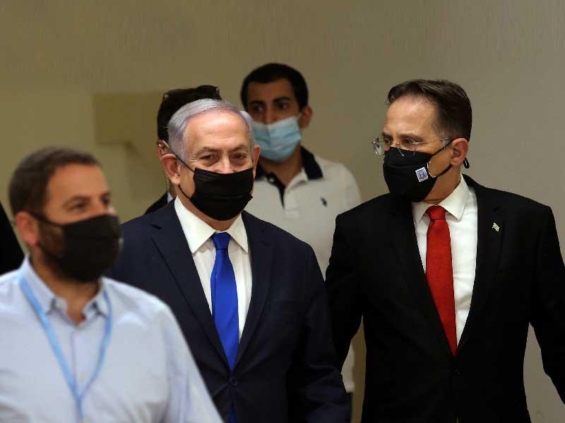 رئيس الحكومة الإسرائيلية بنيامين نتنياهو لدى وصوله إلى «الكنيست» في القدس الغربية أمس t(رويترز)