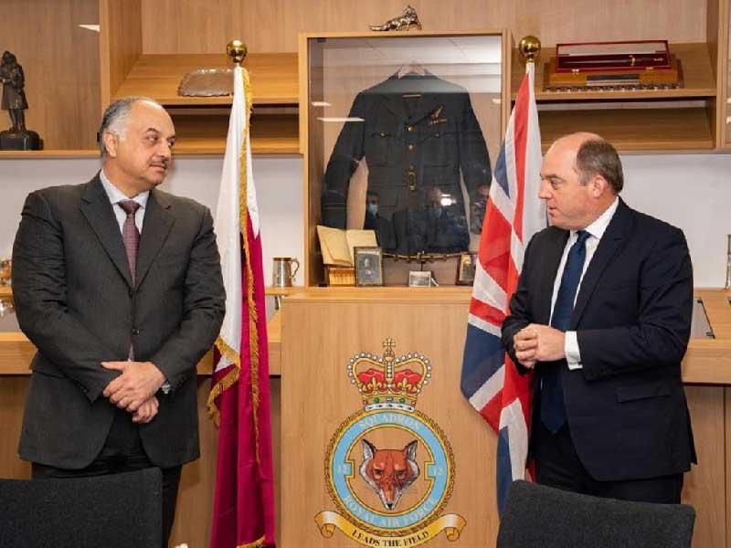 وزير الدفاع القطري خالد بن محمد العطية ونظيره البريطاني بن والاس