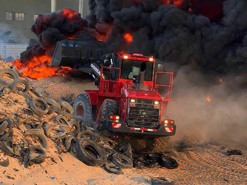 محاولات إطفاء إطارات السالمي المشتعلة