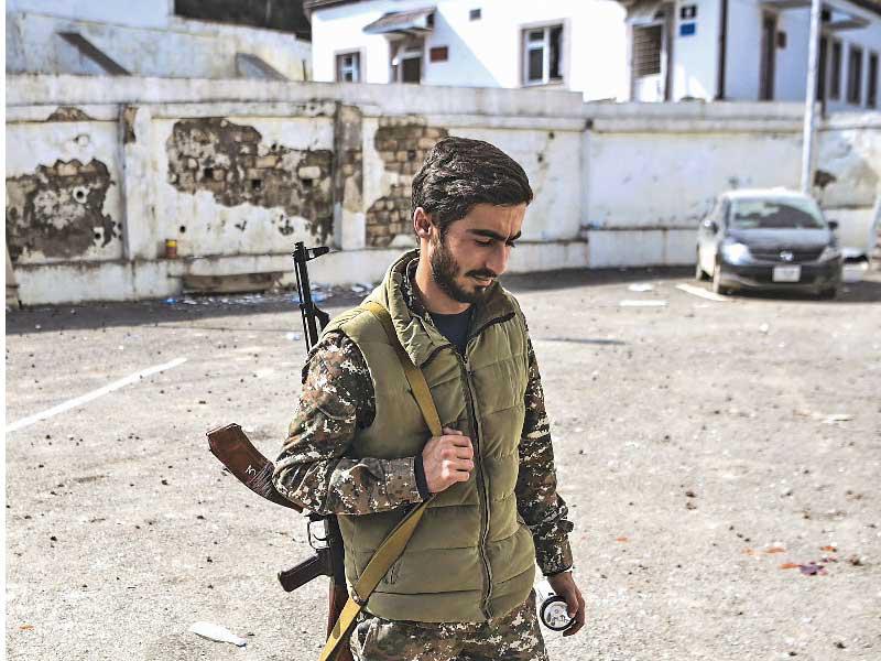 جندي أرمني بمدينة مارتاكيرت في كاراباخ أمس (أ ف ب)