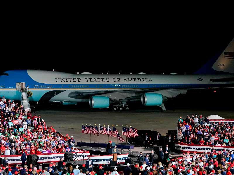 تجمع انتخابي لترامب في مطار مدينة ديموينز الدولي في ايوا أمس الأول (أ ف ب)