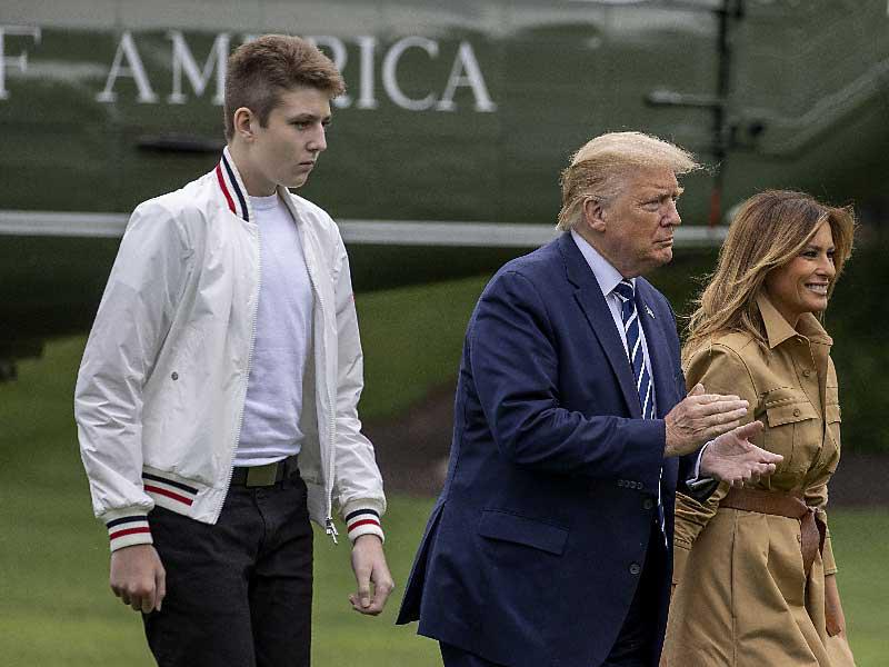 السيدة الأميركية الأولى ميلانيا والرئيس دونالد ترامب مع ابنهما بارون ترامب 
