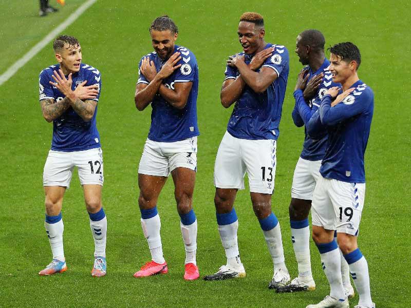 لاعبو إيفرتون خلال مباراة سابقة