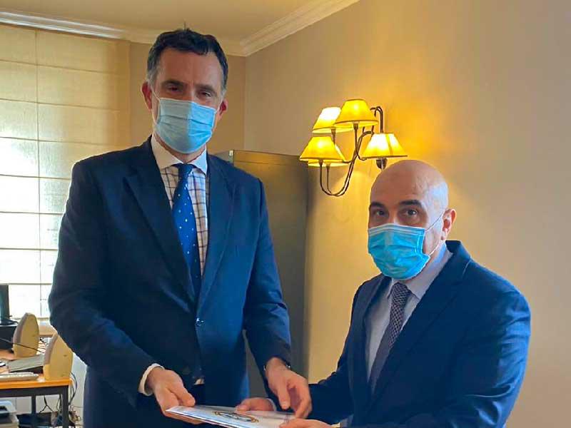 سفير الكويت لدى فرنسا سامي السليمان خلال لقائه مسؤول الخارجية الفرنسية