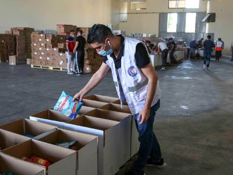 «الهلال الأحمر» توزع 10 آلاف سلة غذائية في غزة