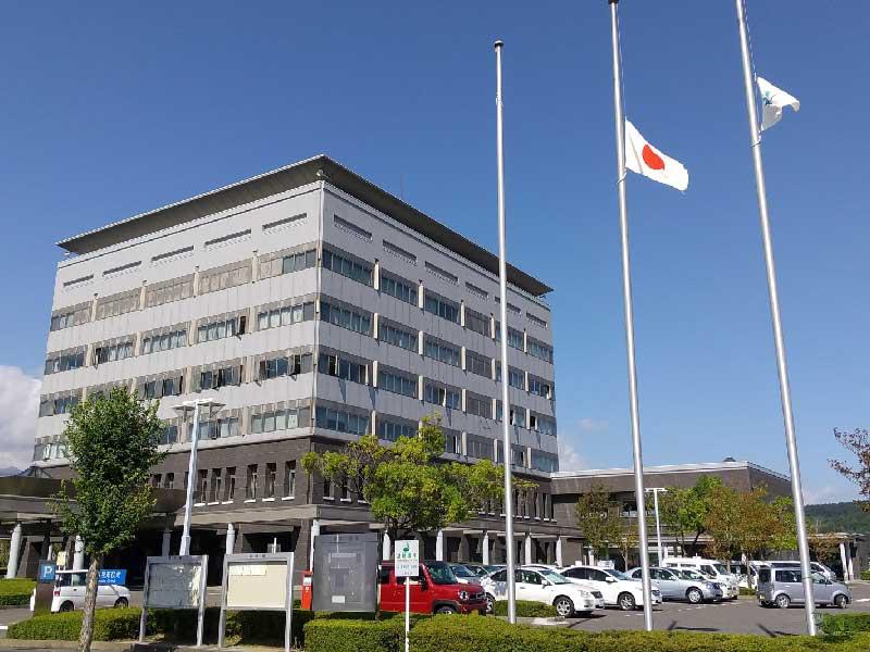 مدينة نيهونماتسو تنكِّس الأعلام تكريماً للأمير الراحل