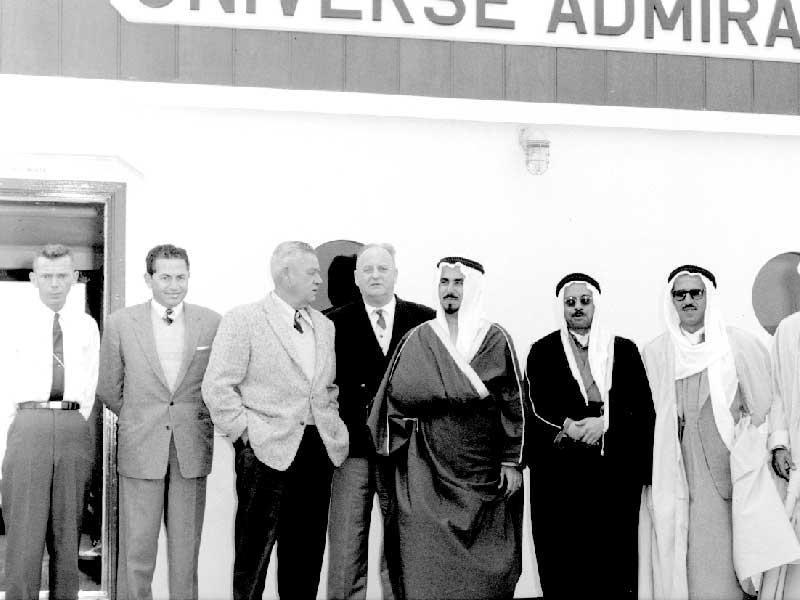 الشيخ جابر والشيخ صباح والشيخ نواف وآخرون عند تفقدهم لاحدى البواخر النفطية في فترة الخمسينيات من القرن الماضي