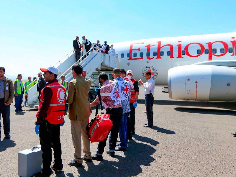 الهلال الأحمر اليمني والهلال الأحمر السعودي في احدي مطارات اليمن اثناء عملية تبادل للأسرى