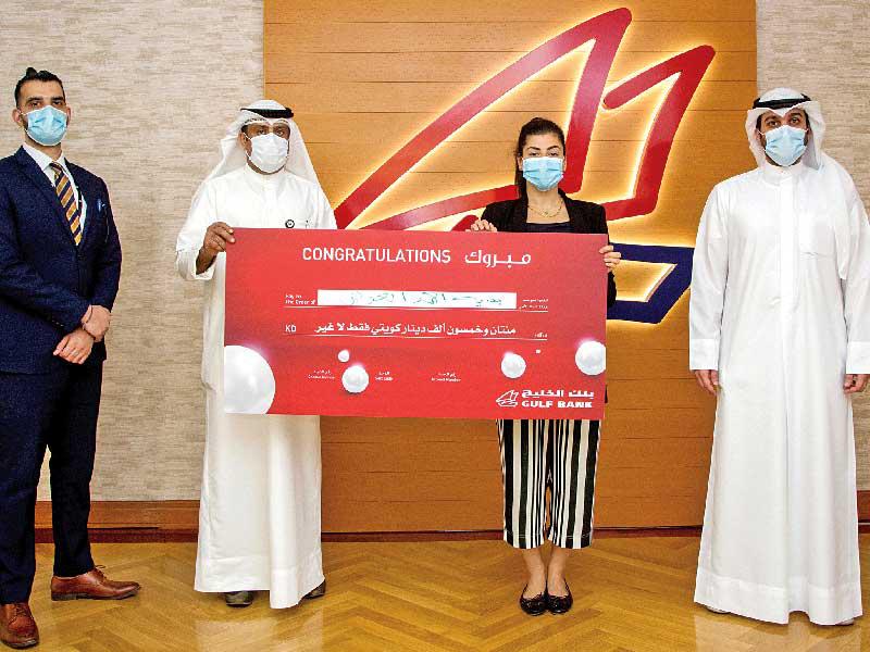 فريق «الخليج» مع الجائزة