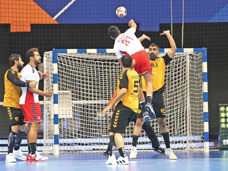 سيف العدواني يصوِّب على مرمى القادسية في لقاء الأخير 