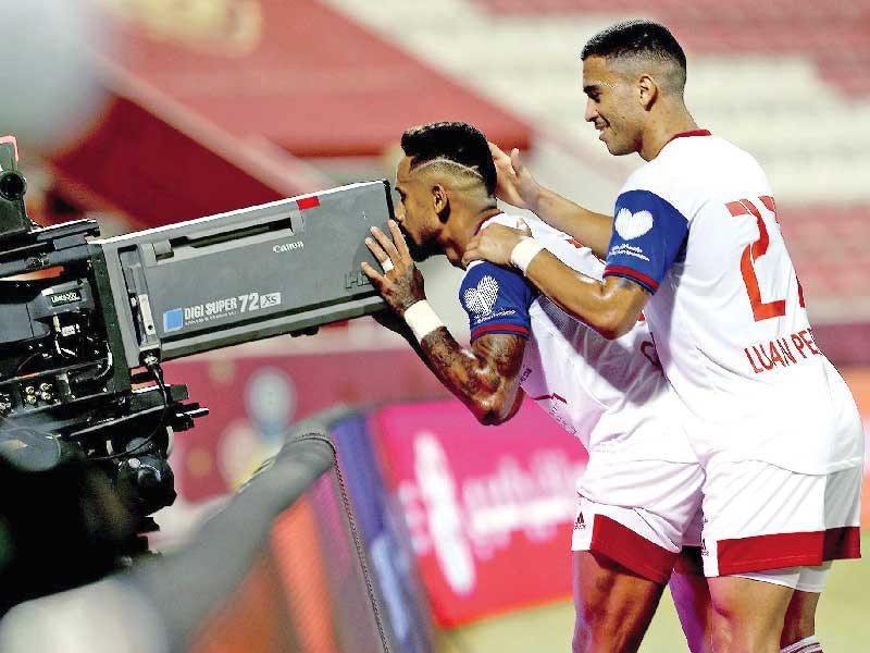  لوكاس كايو لاعب نادي الشارقة يحتفل بالهدف الرابع 