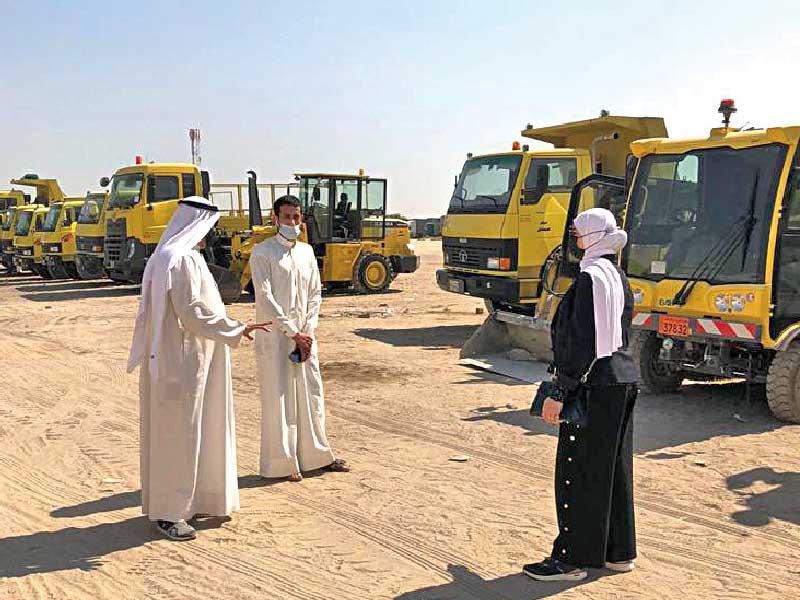 الرندي والبغلي يتحدثان إلى أحد المفتشين في مركز صبحان 