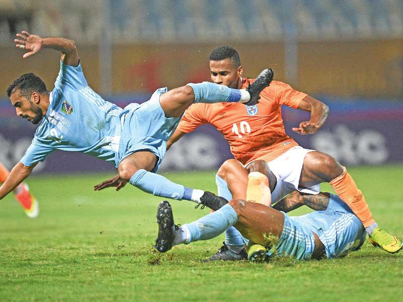 جانب من مباراة كاظمة والسالمية          (تصوير نوفل إبراهيم)