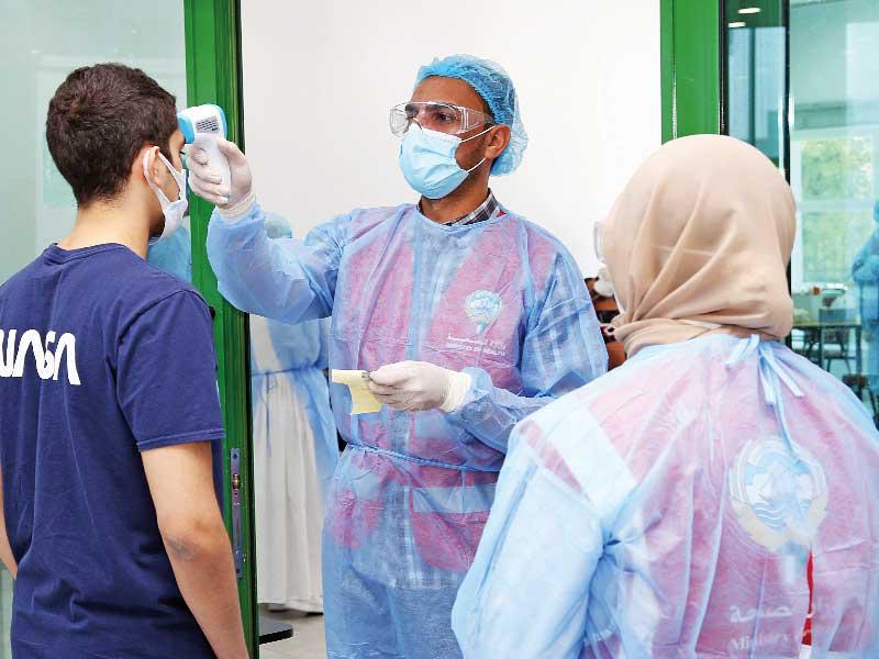 قياس حرارة أحد الرياضيين من قبل فريق وزارة الصحة