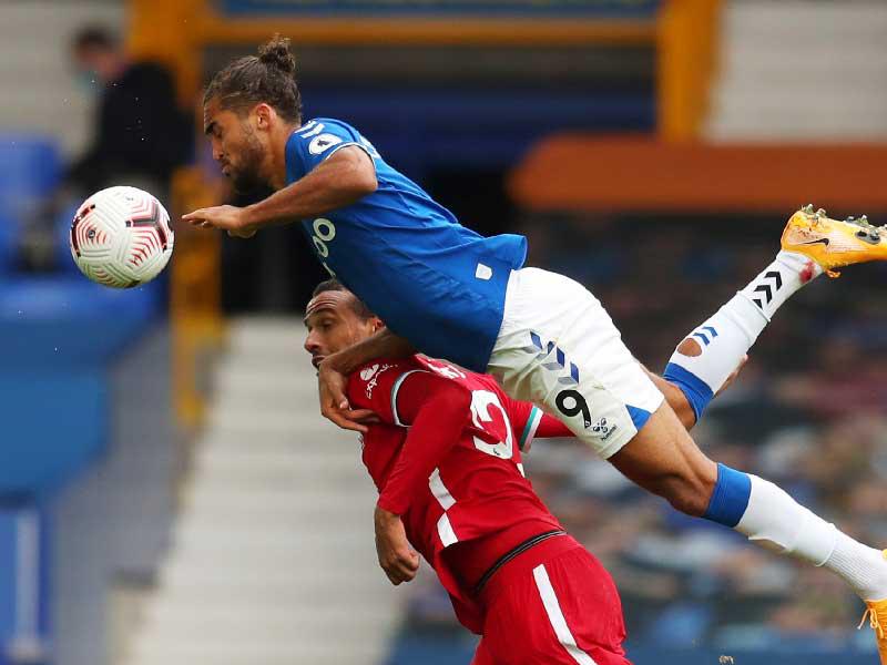 كالفيرت نجم إيفرتون وماتيب نجم ليفربول خلال المباراة