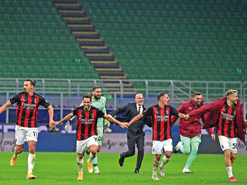 فرحة لاعبي ميلان بعد الفوز بمباراة الديربي