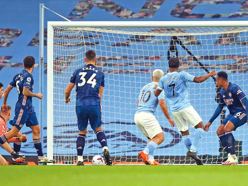 رحيم ستيرلينغ نجم سيتي يحرز هدفه في مرمى أرسنال