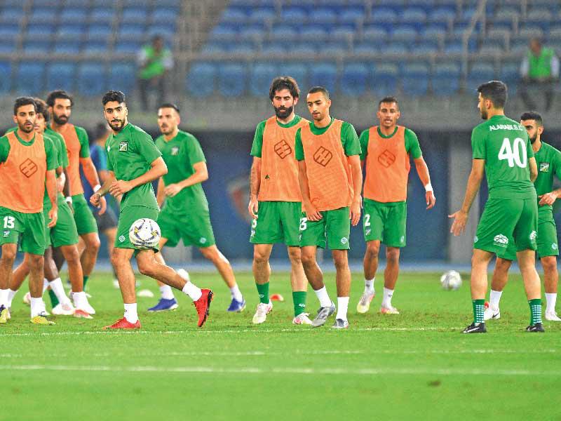 لاعبو العربي يجرون عملية الإحماء في تدريب سابق