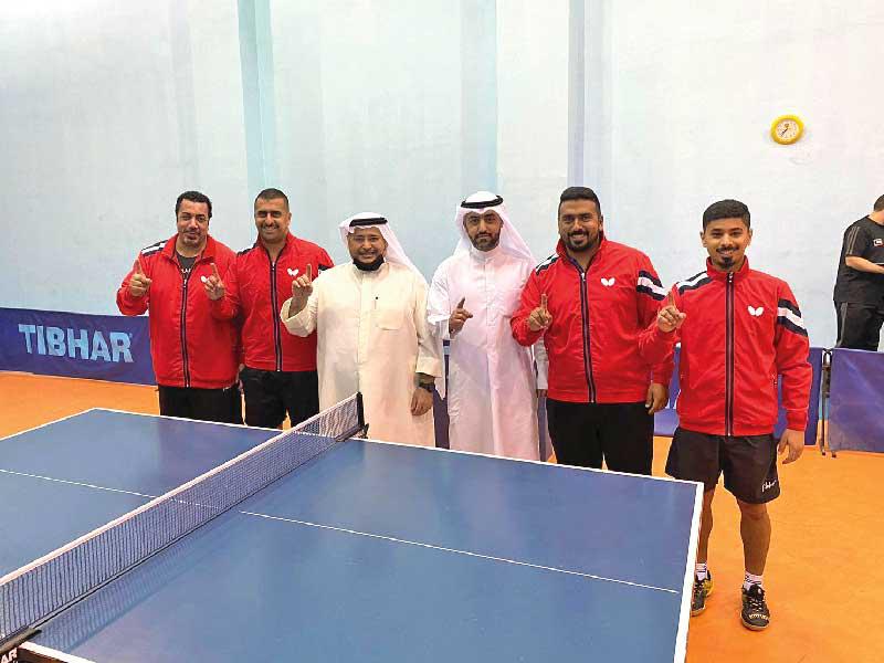 الدبوس يتوسط الفائزين