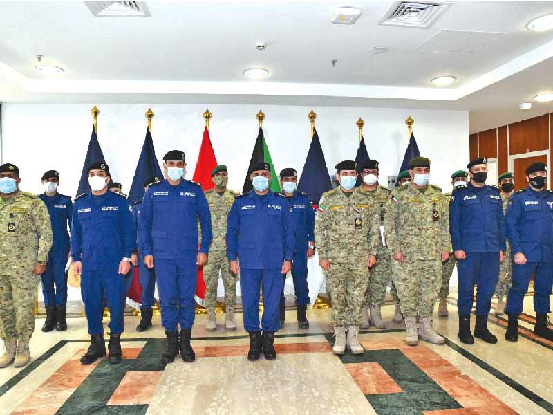 قيادات الحرس الوطني وقوة الإطفاء العام بعد الاجتماع أمس