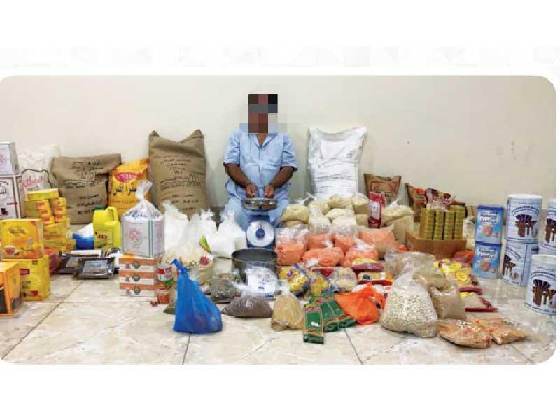 المتهم وأمامه المواد التموينية 