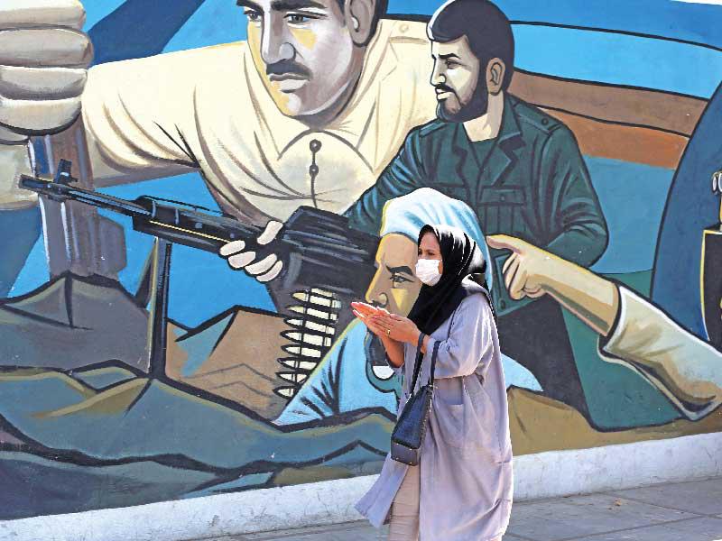 إيرانية تمر أمام جدارية في طهران أمس (أ ف ب)