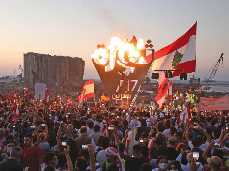 جانب من التجمع في وسط بيروت بذكرى مرور عام على التظاهرات المعارضة للنظام (رويترز)