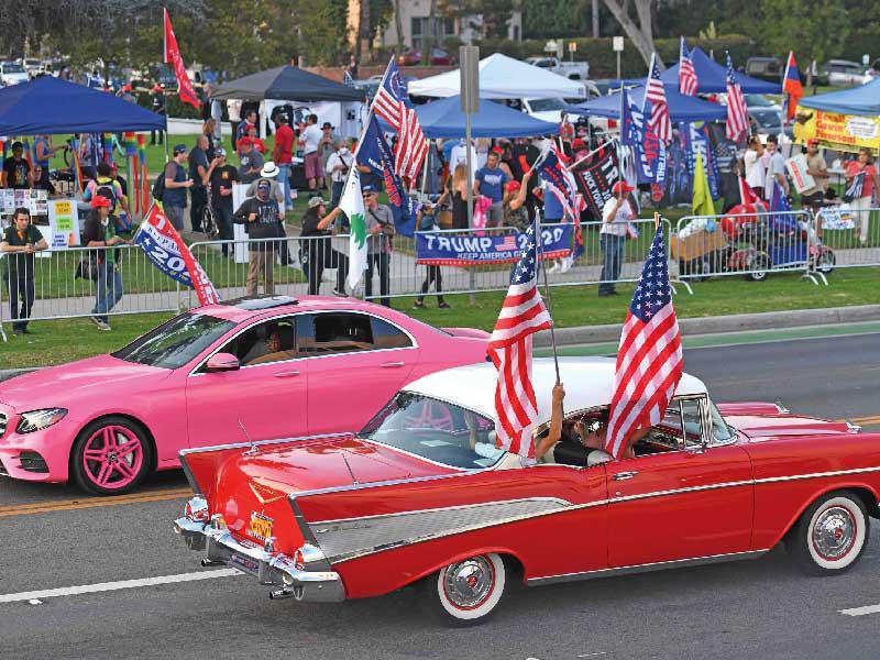 جانب من تجمع لدعم ترامب في بيفرلي هيلز بكاليفورنيا أمس الأول (أ ف ب) 