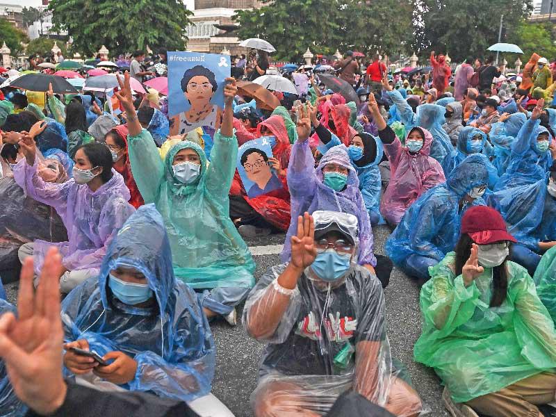 مسيرات آلاف من التايلنديين مناهضة للحكومة 