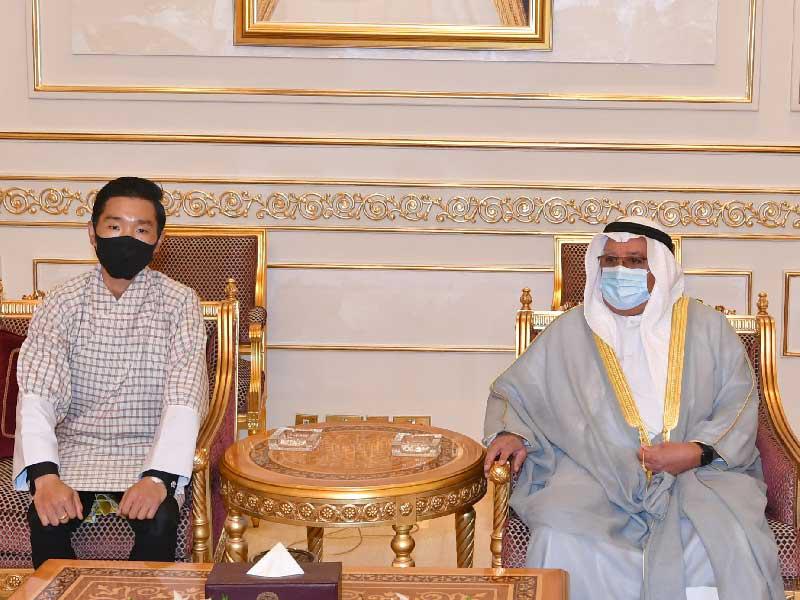 وزير شؤون الديوان الأميري مستقبلا ممثل ملك بوتان