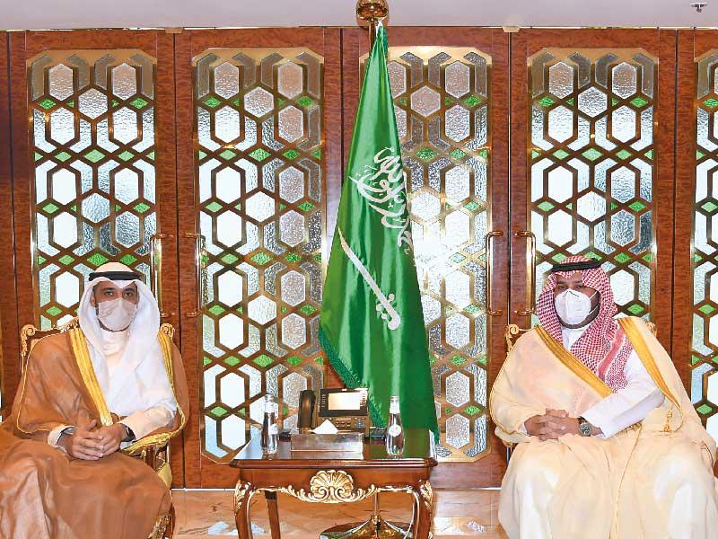 مبعوث صاحب السمو أثناء تسليم الرسالة