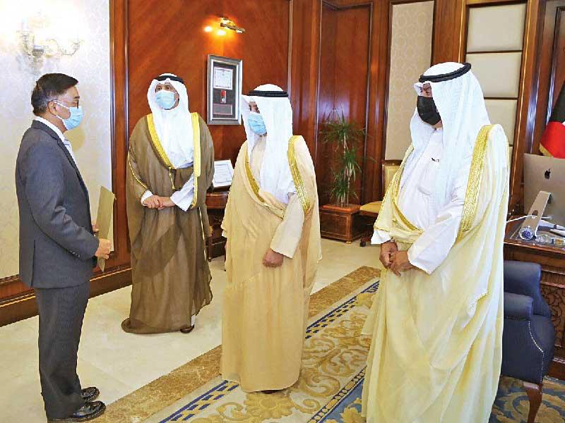 الناصر لدى تسلمه نسخة من أوراق اعتماد سفير تايلند أمس