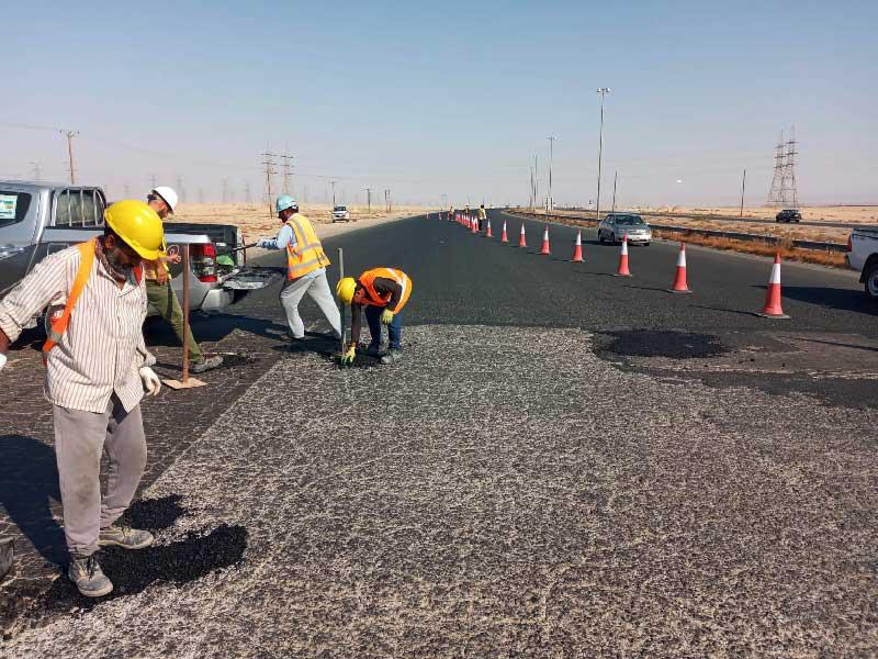 جانب من أعمال الصيانة على أحد الطرق السريعة 