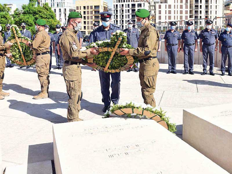 المدير العام لقوى الأمن الداخلي اللواء عماد عثمان يضع إكليلاً على ضريح اللواء وسام الحسن في ذكرى مقتله في ساحة الشهداء ببيروت أمس 