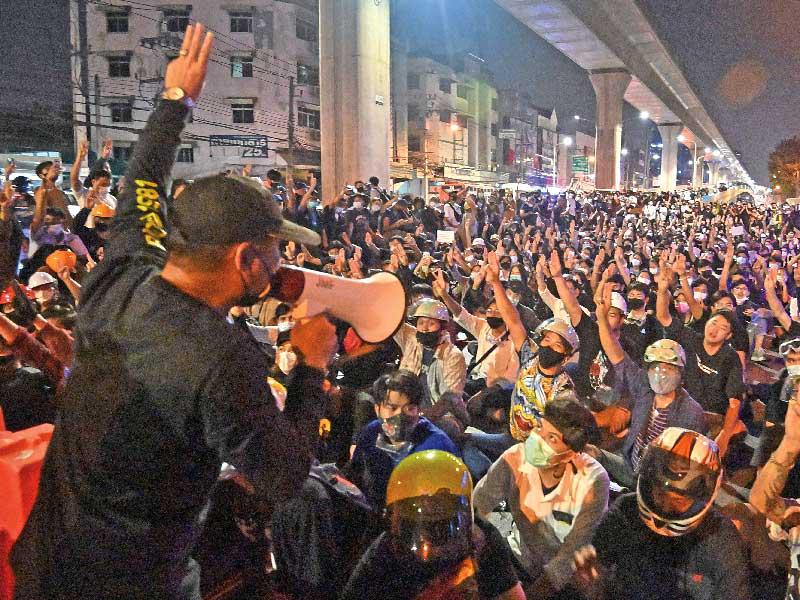 الآلاف من المتظاهرين التايلنديين المؤيدين للديمقراطية 