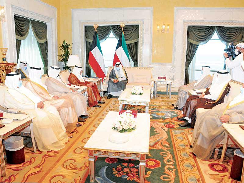 سمو ولي العهد الشيخ مشعل الأحمد مستقبلاً رئيس مجلس إدارة غرفة تجارة وصناعة الكويت محمد جاسم الصقر وأعضاء مجلس إدارة الغرفة أمس