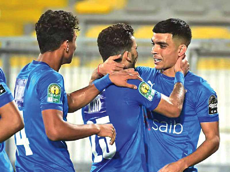 أشرف بن شرقي يتلقى التهنئة بهدف المباراة