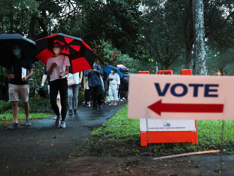 أميركيون يصطفون للتصويت في فلوريدا أمسt(أ ف ب)