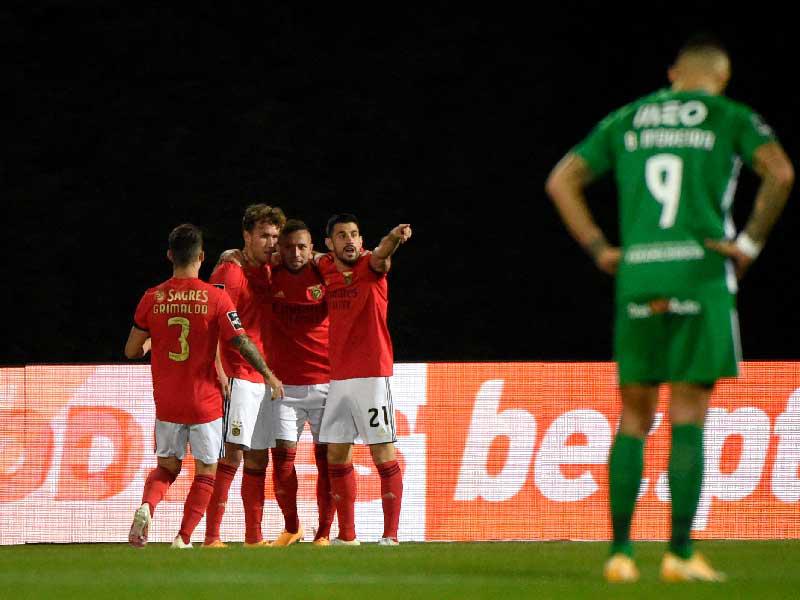 لاعبو نادي بنفيكا محتفلين بفوزهم الكبير