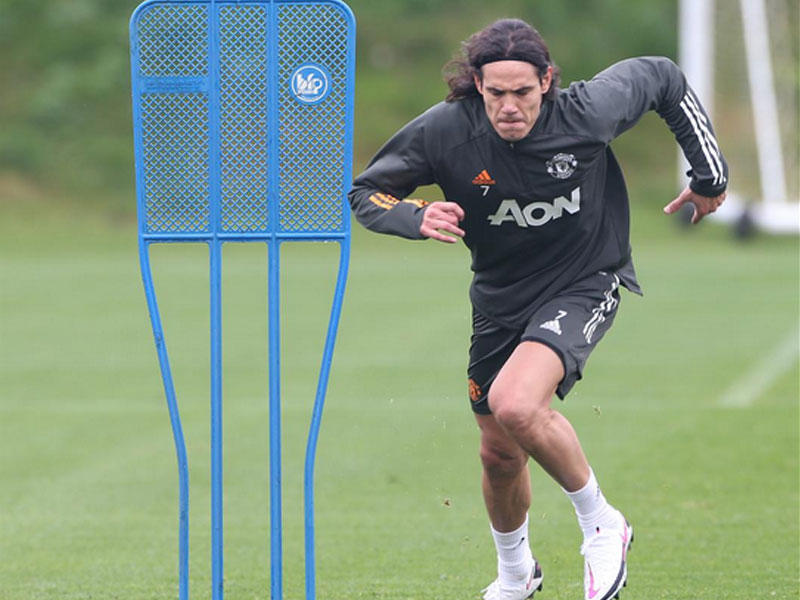 تدرب المهاجم الأوروغواني إدينسون كافاني للمرة الأولى بقميص مانشستر يونايتد 